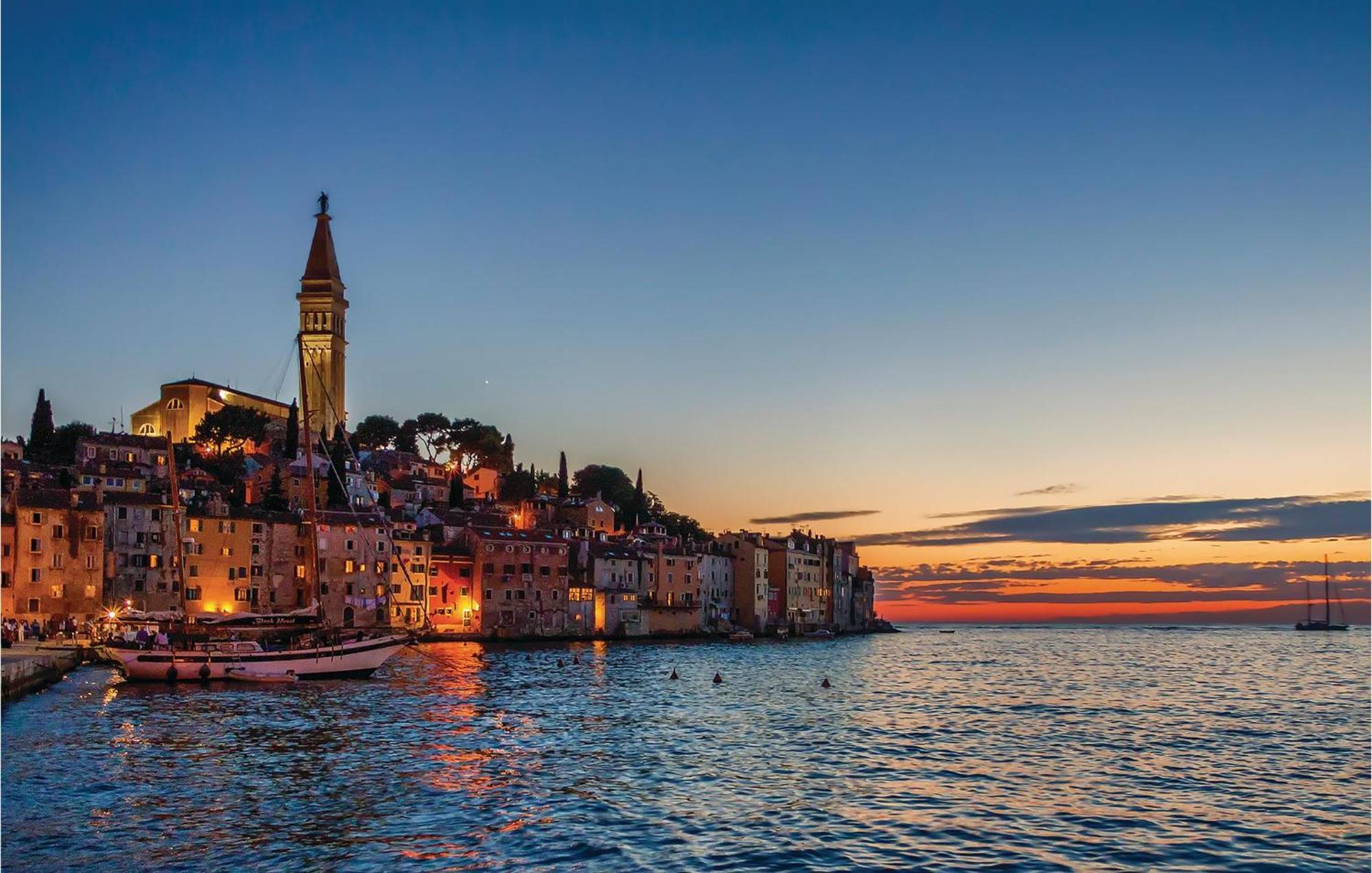Lovely Apartment In Rovinj With Kitchen Eksteriør bilde