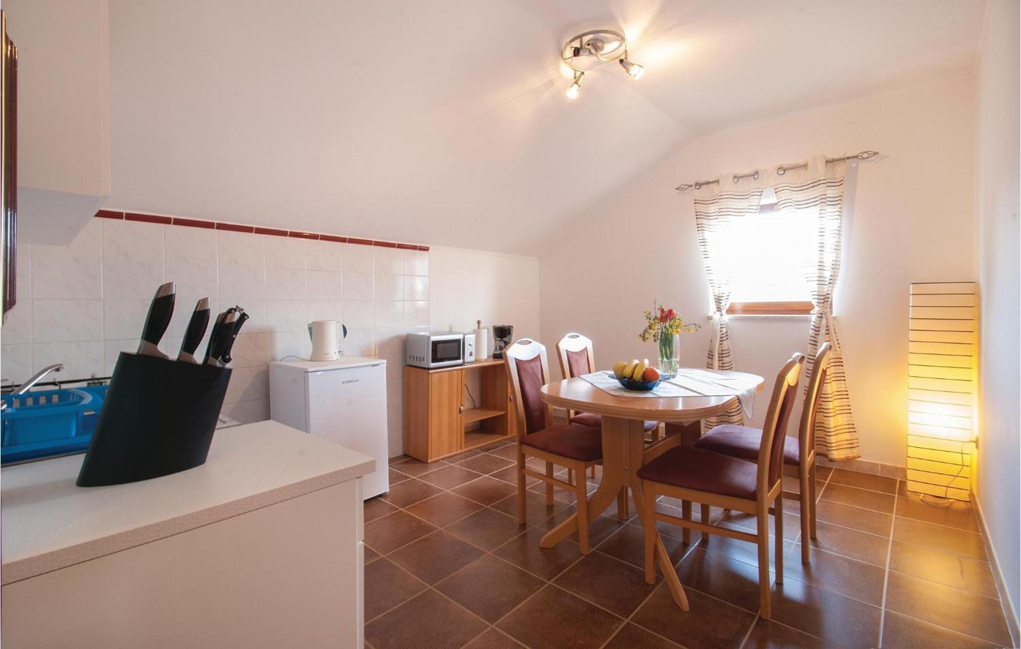 Lovely Apartment In Rovinj With Kitchen Eksteriør bilde